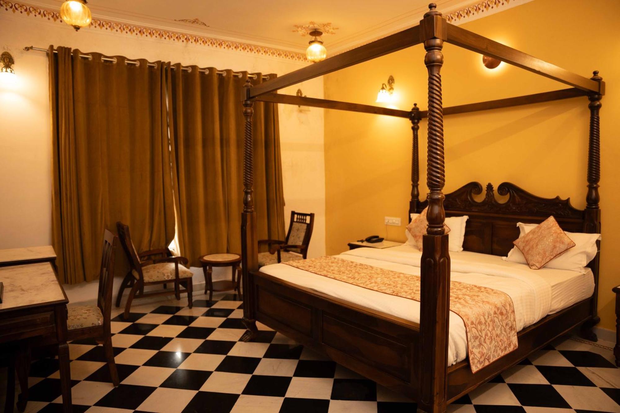 Karohi Hotel